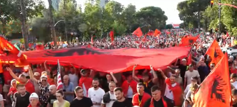 LIVE – Dita e 21-të e protestës, qytetarët dhe shqiptarët nga diaspora mblidhen para Kryeministrisë