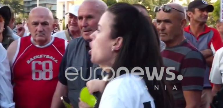 Incident verbal në nisje të protestës, tension mes qytetares dhe aktivistit