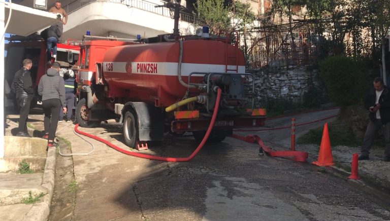 Infrastruktura e qytetit dhe parkimet e gabuara, sfidë për shuarjen e zjarreve në Gjirokastër