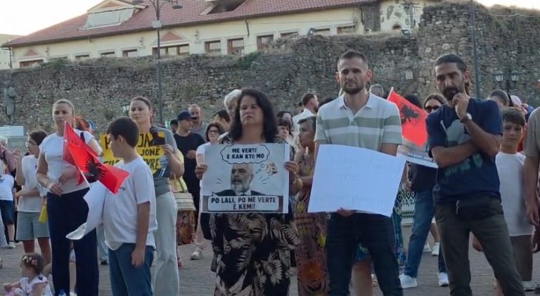 Me pankarta dhe flamuj në duar, qytetarët e Elbasanit dalin në protestë (VIDEO)
