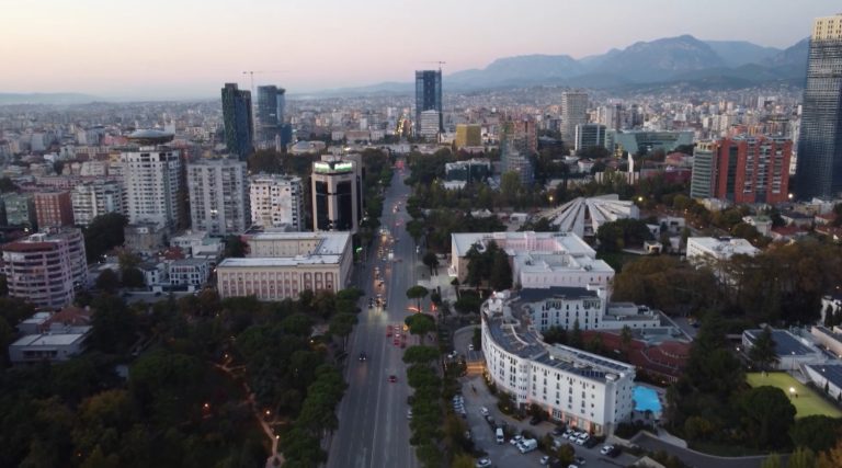 Tregu i punës në 2025, papunësia zbret në 8.4%, paga mesatare 84 mijë lekë