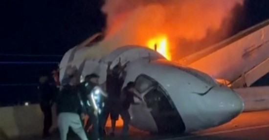 Rrëzohet një avion privat në Teksas, një person humb jetën. Momenti kur shpëtohen 5 pasagjerët e tjerë (VIDEO)