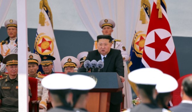 Kim Jong Un: Marina e Koresë së Veriut po pajiset me armë bërthamore