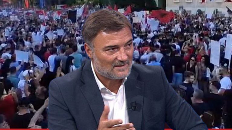 Alibeaj vjen nga protesta drejt e në studio: Protestuesit shkundën letargjinë politike të 35 viteve
