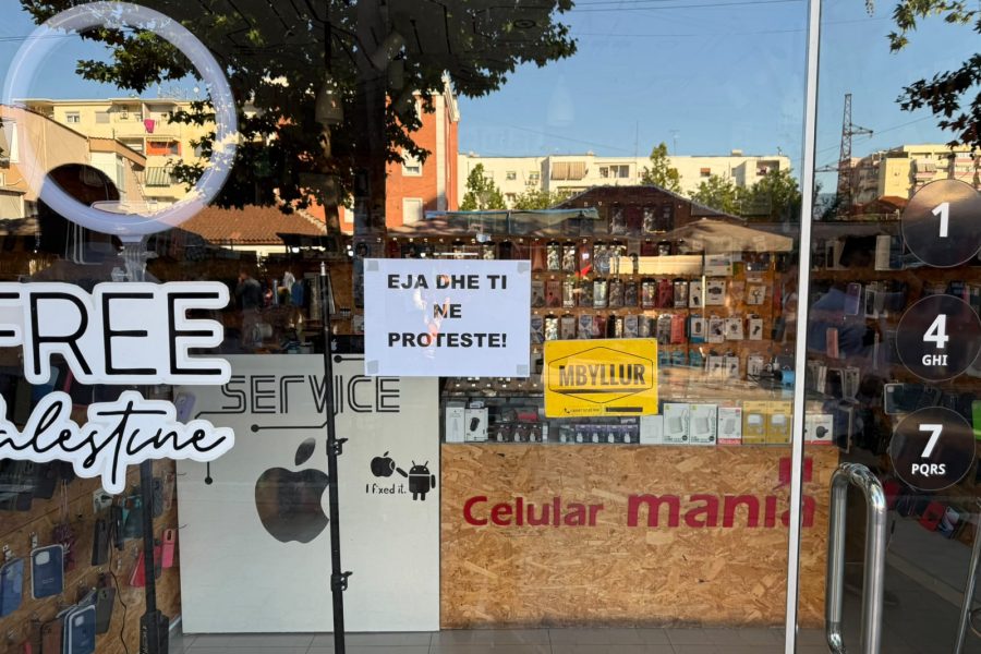 FOTOLAJM/ Bizneset mbyllen lënë lajmërimin tek dera: Jemi në protestë