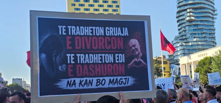 Revolucioni i Flamingove, pankartat e protestuesve në Bulevard ditën e gjashtë