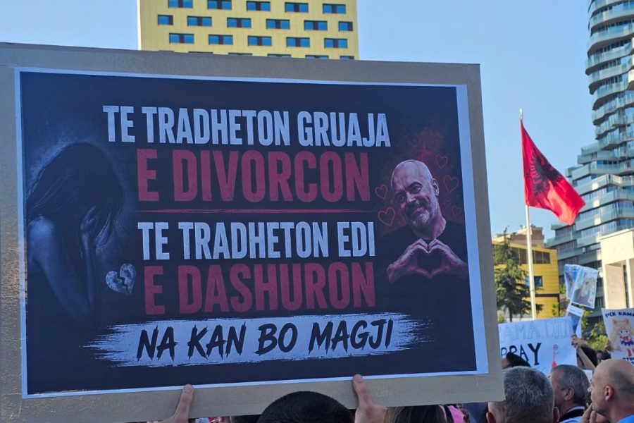 Revolucioni i Flamingove, pankartat e protestuesve në Bulevard ditën e gjashtë
