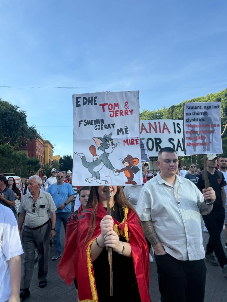  Ngrihuni o të munduar   pankarta nga protesta para Kryeministrisë  FOTO 