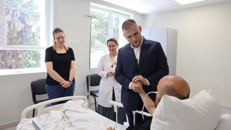 “Nuk tërhiqemi asnjë hap përballë krimit”, Hita viziton efektivin e plagosur në Maliq në Spitalin e Traumës