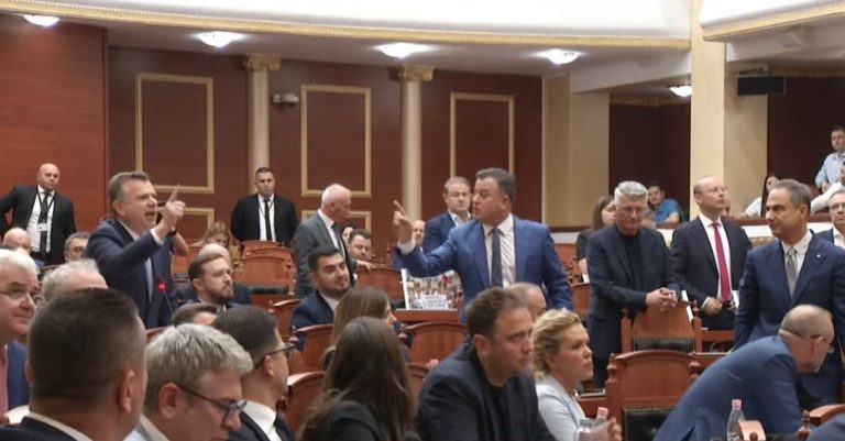 Përplasje opozitë-mazhorancë në Kuvend, Balla sfidon Berishën: Dil sot në protestë po ta mbajti