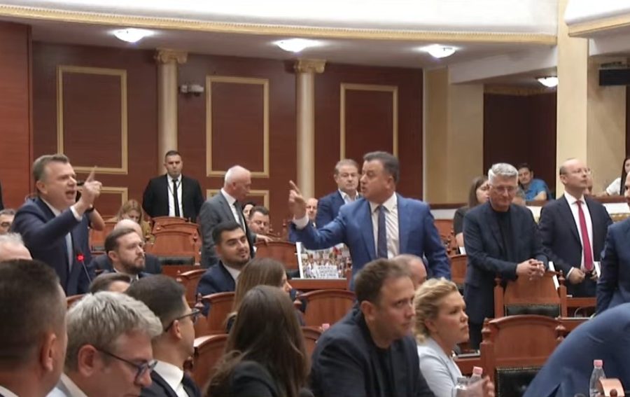 Përplasje opozitë-mazhorancë në Kuvend, Balla sfidon Berishën: Dil sot në protestë po ta mbajti