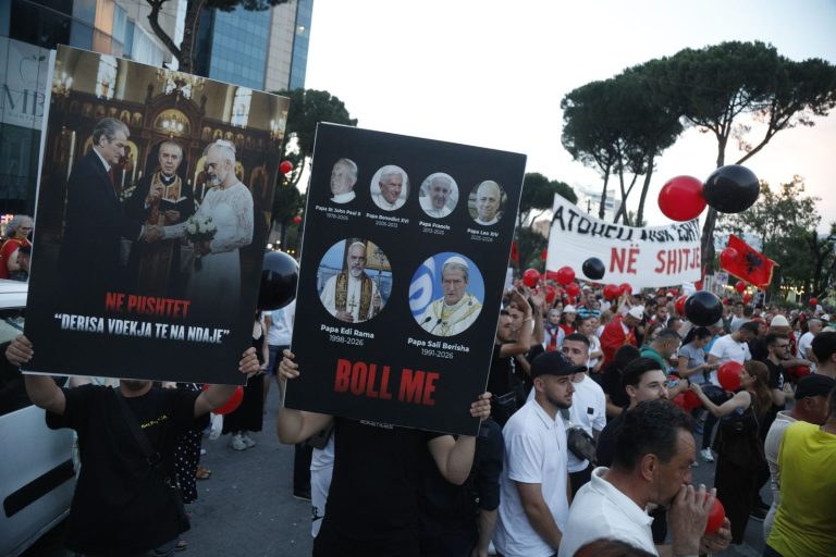 FOTOLAJM/ Protesta qytetare, disa nga pankartat e ditës së 22