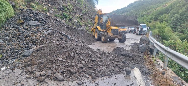 Rrëshqitje dherash në aksin Maliq–Gramsh, punohet për pastrimin e rrugës