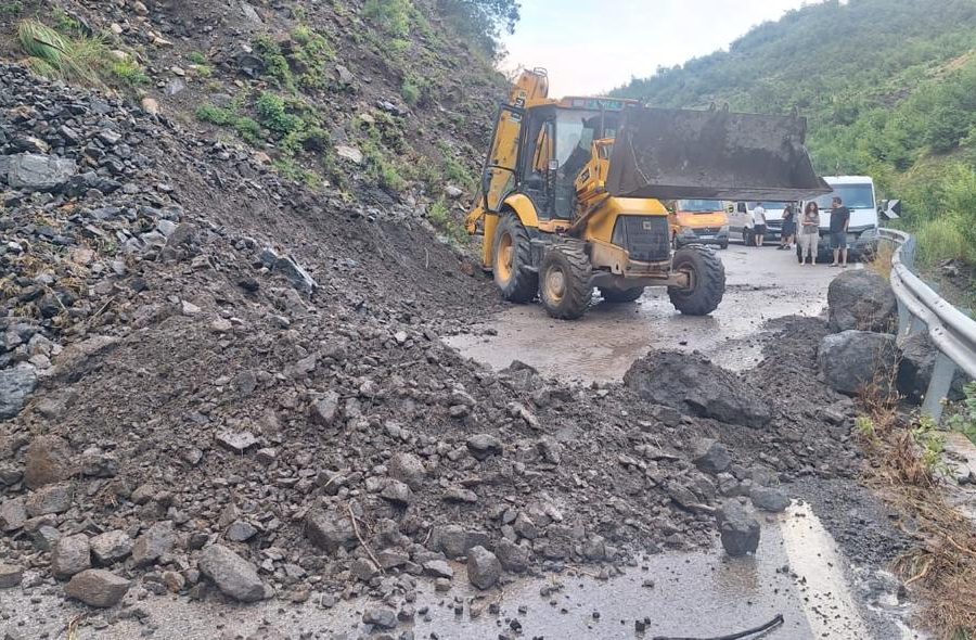 Rrëshqitje dherash në aksin Maliq–Gramsh, punohet për pastrimin e rrugës