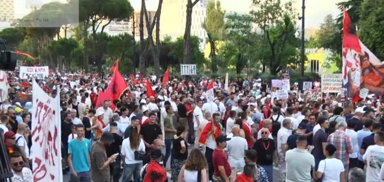 LIVE- Dita e 28-të e protestës, qytetarët mblidhen para Kryeministrisë
