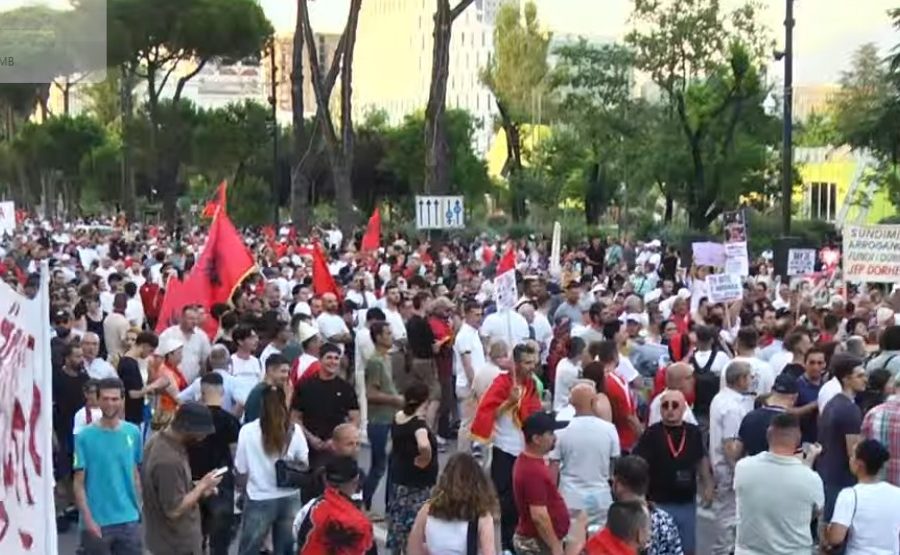 LIVE- Dita e 28-të e protestës, qytetarët mblidhen para Kryeministrisë