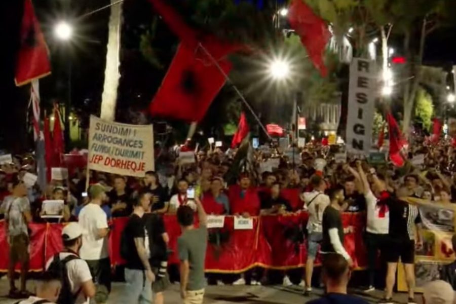LIVE- Dita e 28-të e protestës, qytetarët marshim në rrugët e kryeqytetit