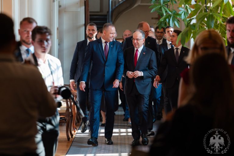 Begaj takohet me homologun polak: Integrimi i Shqipërisë në BE është domosdoshmëri gjeopolitike