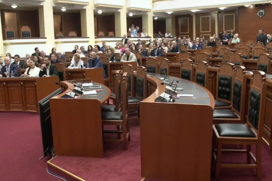 Rinis seanca plenare, Peleshi përjashton deputetin Agron Shehaj