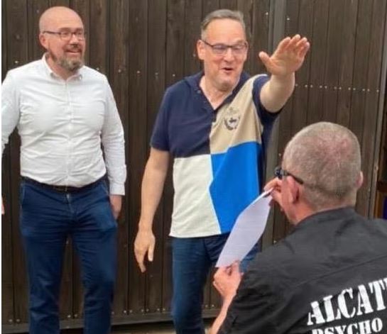 Ligjvënësi gjerman i ekstremit të djathtë përballet me kritika pasi fotoja e tij tregon përshëndetjen naziste