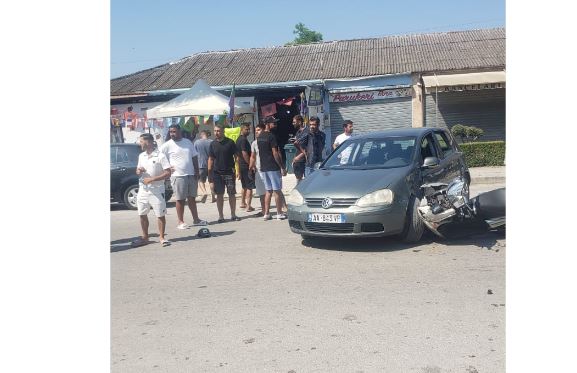 Aksident në Novoselë, përplasen një makinë dhe një motor, plagoset drejtuesi i motomjetit