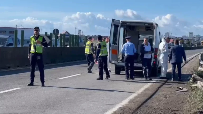 Aksident i rëndë në autostradën Tiranë–Durrës, furgoni me pasagjerë del nga rruga