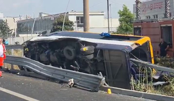 “Fëmija u rikthye në jetë”, policia saktëson të dhënat për aksidentin e furgonit: Viktimë mbeti vetëm shoferi, 7 të plagosur rëndë