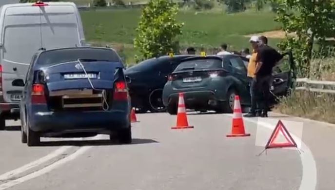 Aksident i shumëfishtë në Levan-Tepelenë, përplasen 5 automjete
