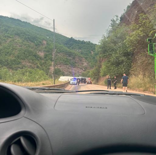 Rrëzohet kamioni në Librazhd, bllokohet rruga për mbi një orë (VIDEO)