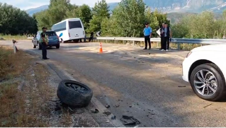 Aksident në aksin Gjirokastër-Tepelenë, mikrobusi i turistëve përplaset me një makinë, 2 të plagosur