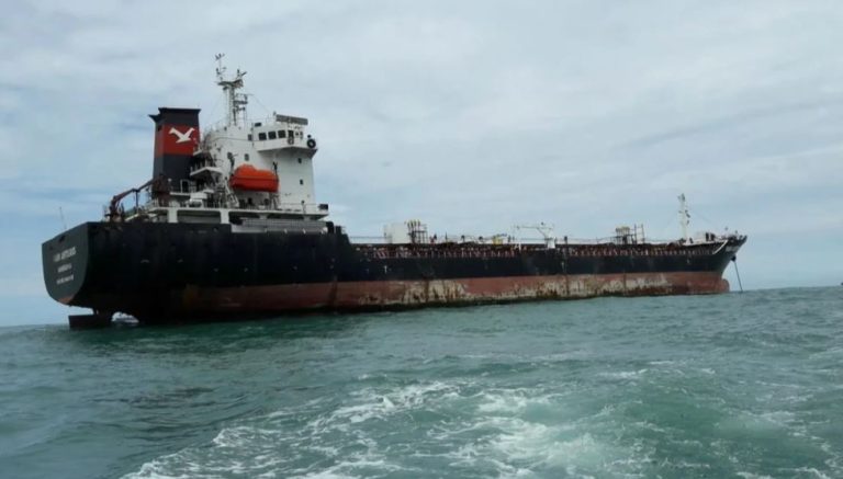 Forcat amerikane bombardojnë një tanker në Gjirin e Omanit