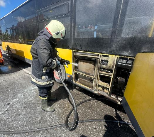 Autobusi i linjës Durrës-Spitall përfshihet nga flakët në lëvizje