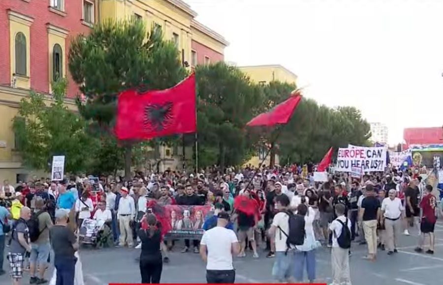 Vijon protesta në Tiranë, qytetarët mblidhen për ditën e 19-të radhazi