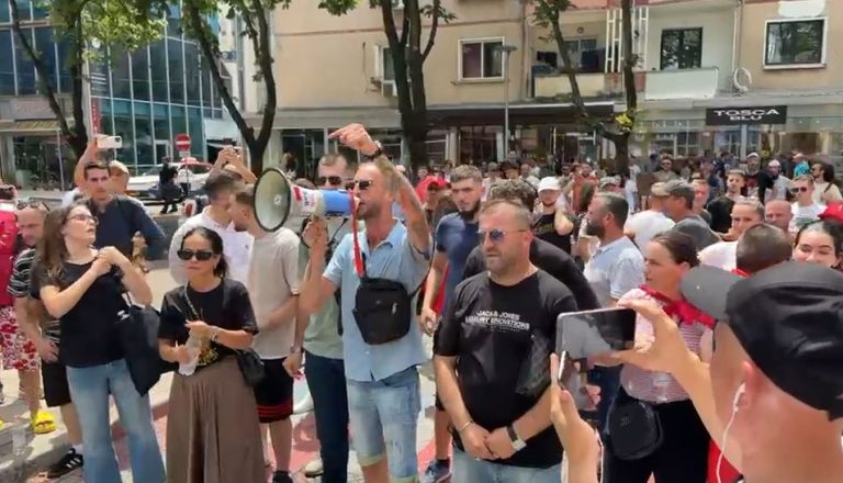 “Turp, turp”/ Protestuesit mblidhen para Drejtorisë së Policisë, kërkojnë lirimin e të shoqëruarve