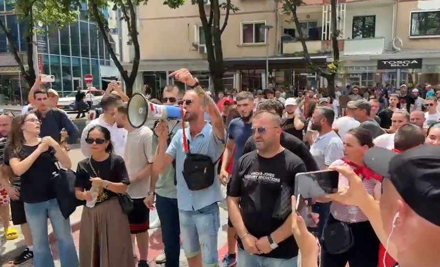 “Turp, turp”/ Protestuesit mblidhen para Drejtorisë së Policisë, kërkojnë lirimin e të shoqëruarve