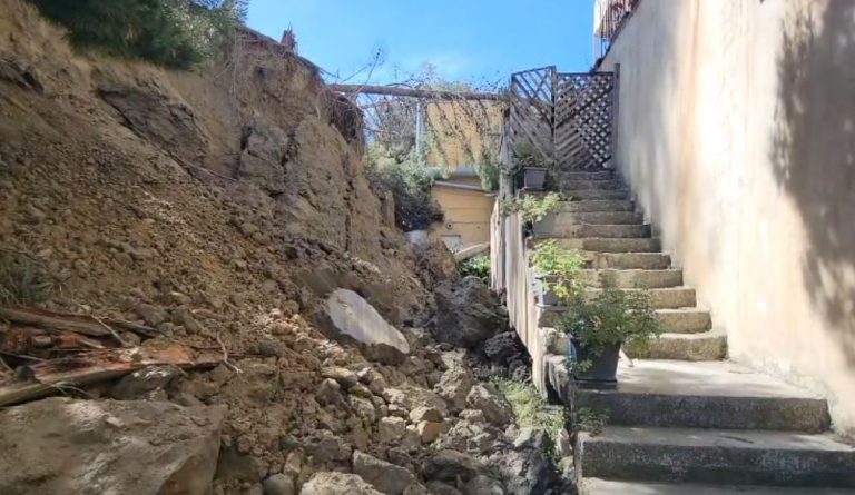 Rrëshqitje e madhe dheu në Kodër Currila, rrezikohet pallati, banorët largohen nga banesat