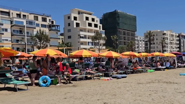 Durrësi mbushet me turistë, por përfitimet nga bizneset lokale mbeten të kufizuara