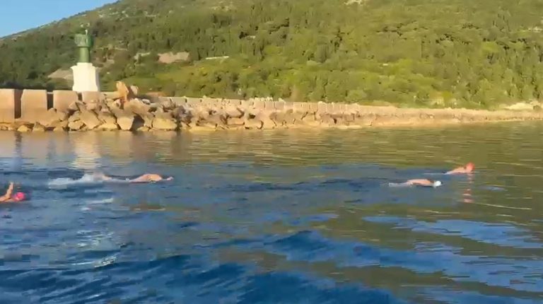 Sfida e radhës për Eva Buzon, maratonë noti në ujërat e Jonit