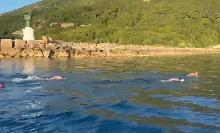 Sfida e radhës për Eva Buzon, maratonë noti në ujërat e Jonit