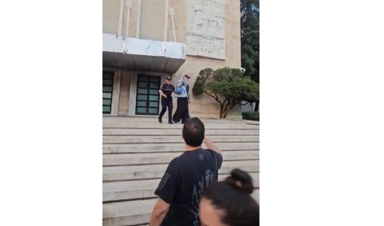 VIDEOLAJM/ Tensione në protestë, goditet me gurë dera