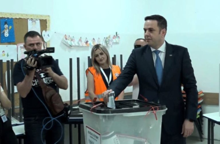 Lumir Abdixhiku voton në Prishtinë: Zgjedhjet janë festë e demokracisë