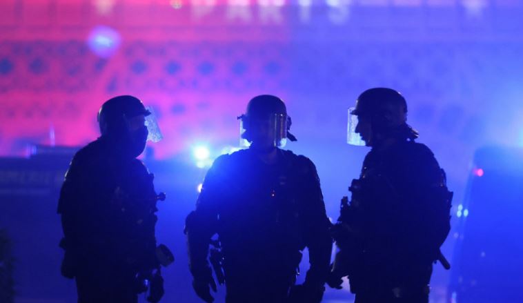 The Guardian: Policia franceze autorizohet të përdorë topa uji kundër azilkërkuesve