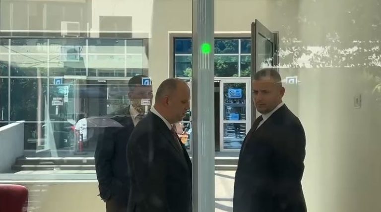 Drejtori i Përgjithshëm i Policisë Skënder Hita inspekton masat e sigurisë në GJKKO
