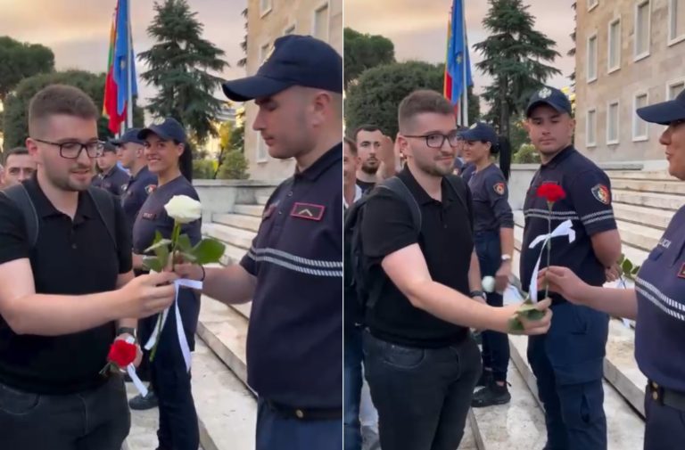 Gjesti i veçantë i protestuesit, u dhuron lule efektivëve të policisë (VIDEO)
