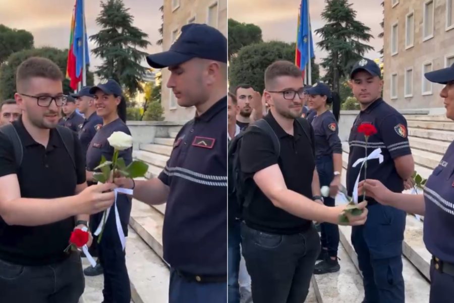 Gjesti i veçantë i protestuesit, u dhuron lule efektivëve në shenjë solidariteti për policin e vrarë (VIDEO)