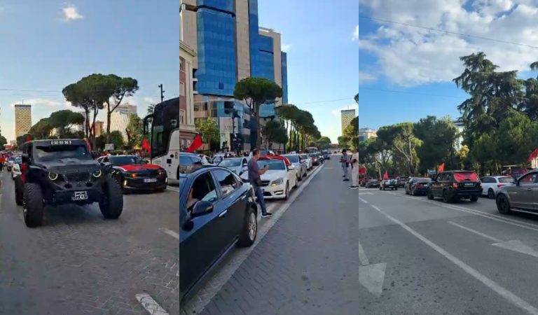 Me flamuj kuq e zi, mbërrijnë në protestë shqiptarët nga diaspora (VIDEO)
