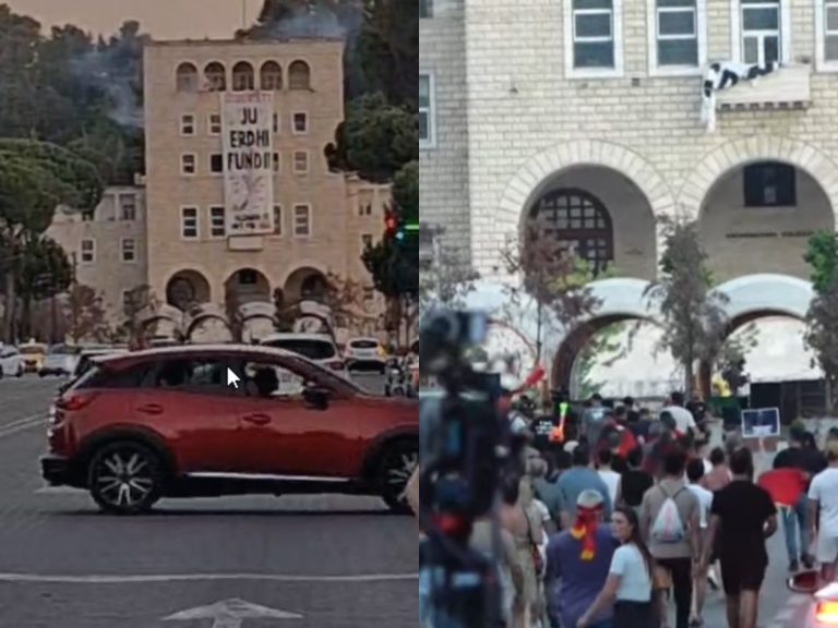 “Ju erdhi fundi”/ Shfaqet një banderolë e madhe te Politekniku, ndërhynë policia. Protestuesit nisen drejt universitetit