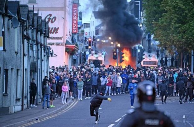 Dhunë në Irlandën e Veriut, 2 policë të plagosur në protestat anti-emigracion