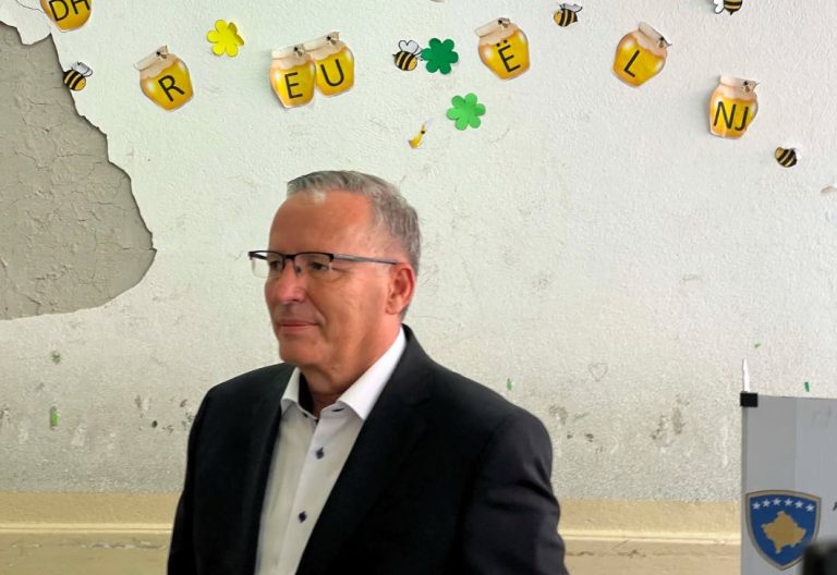 Bedri Hamza voton me familjen: Dilni në votime, sot vendosim për katër vitet e ardhshme