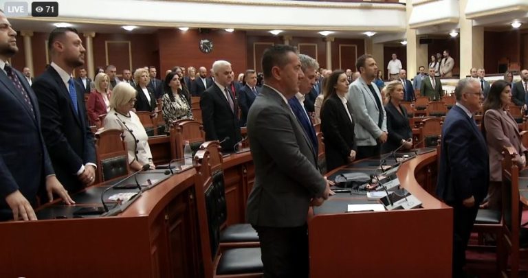 Kuvendi mban një minutë heshtje për efektin e policisë të vrarë në krye të detyrës në Maliq